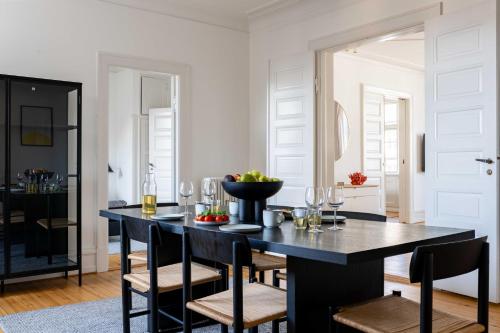 哥本哈根Spacious 3 Bedroom Flat in Peaceful Area的一间用餐室,配有黑色的桌子和椅子