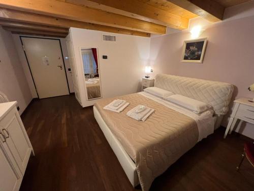 维罗纳斯帕德4号旅馆的一间卧室配有一张大床和两条毛巾