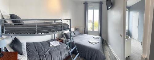 蒙塔日Le Mediterranéen的一间卧室配有两张双层床。