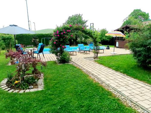 斯洛文尼亚科尼采Apartma Xanadu的花园配有桌椅和鲜花