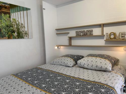 佩萨克Altéa的一间卧室配有一张带两个枕头的床