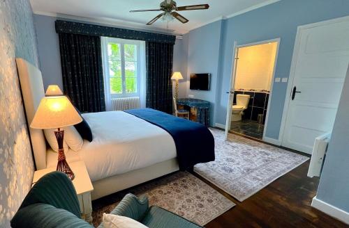 La Bégude-de-MazencLe Mas Des Abeilles - Chambres d'hôtes的一间卧室设有一张床和一间客厅。