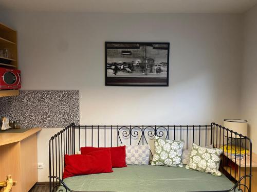 斯塔加德什切青Apartament Nad Galerią的一张床上的红色枕头
