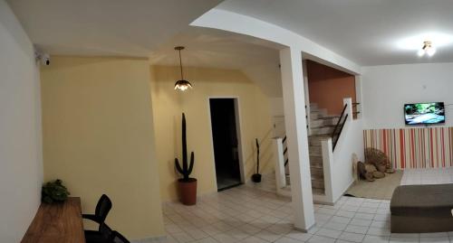 萨尔瓦多Maré Hostel Itapuã的客厅设有楼梯和仙人掌