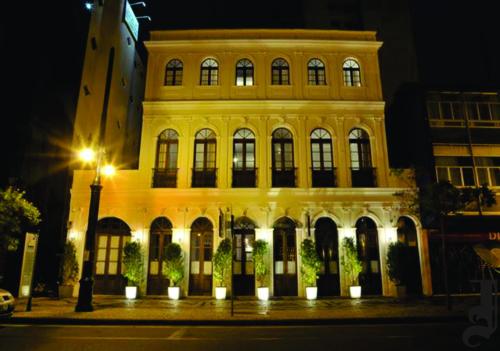 库里提巴Johnscher by San Juan的黄楼,晚上有街灯