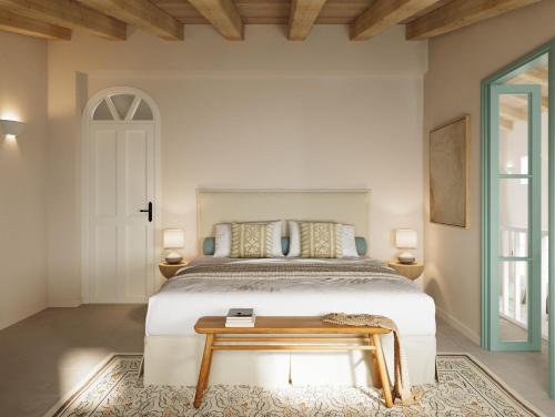 波多河丽尼基海滩度假村及Spa的一间卧室配有一张大床和一张桌子