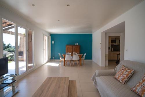 昂蒂布GuestReady - Peaceful Retreat in Antibes的客厅配有沙发和桌子