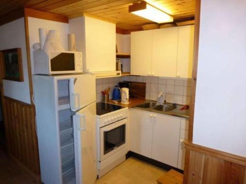 图什比Holiday home TORSBY VII的小厨房配有白色橱柜和微波炉