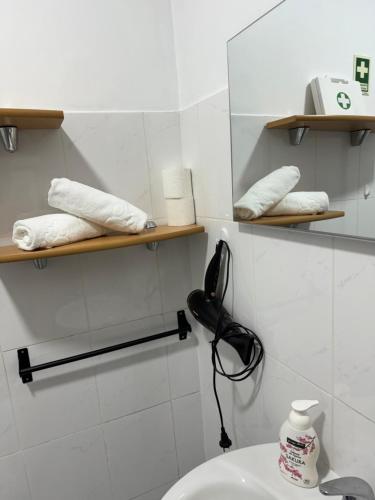 卡马拉-德洛布什Alforra Residence-T2 completo no Centro的浴室设有水槽和毛巾架