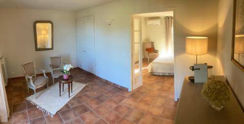 维勒克罗兹La Bastide de Villecroze的客房设有带一张床和一张桌子的卧室
