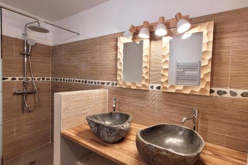 AlzonChalet Cosy Nature的一间带水槽和两面镜子的浴室