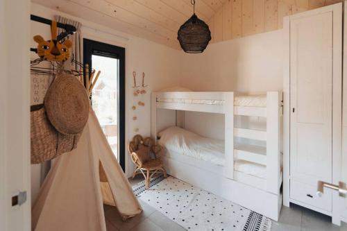伊皮Fika Tiny House的一间卧室配有双层床