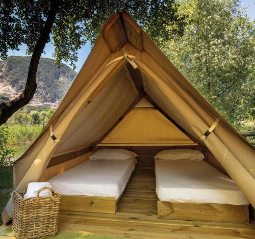 彼得拉穆拉塔Camping Daino的帐篷内提供两张床