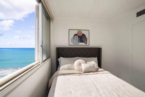 圣胡安Oceanfront Paradise - Spacious and Family Friendly的一间卧室设有一张床和一个大窗户