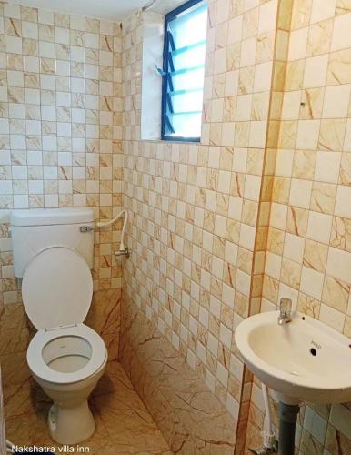 那格浦尔Nakshatra Guest House的一间带卫生间和水槽的浴室