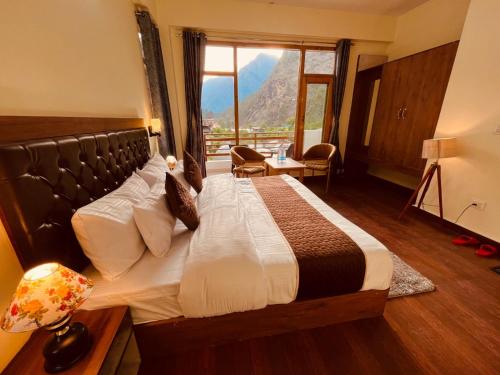 卡索尔Hotel New Panchali With Mountain view By Winterline, Kasol的山景卧室 - 带1张床