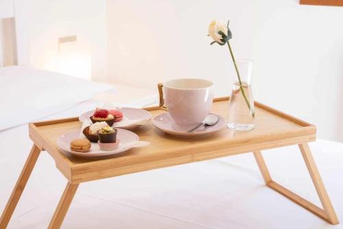 卡韦达戈Nature La Casa della Montagna的一张木制咖啡桌,上面有两杯,松饼
