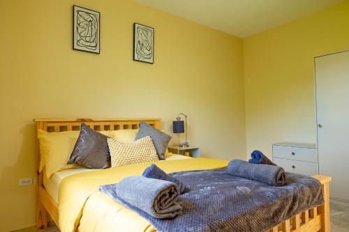 Arnos ValePierocks Highgate Entire house Free Parking and WI-FI的一间卧室配有一张带蓝色毛巾的床