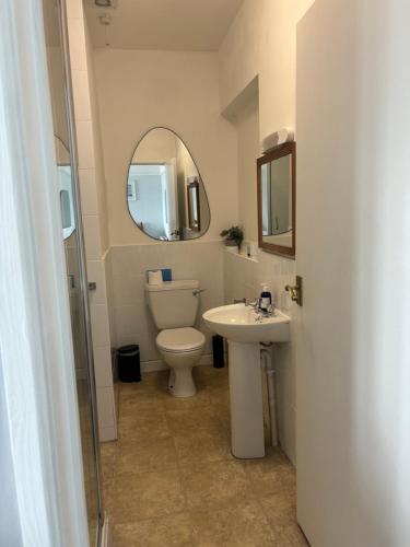 彭赞斯游艇旅馆的一间带卫生间、水槽和镜子的浴室