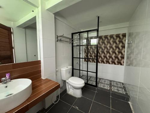 AllenUMA的浴室配有白色卫生间和盥洗盆。