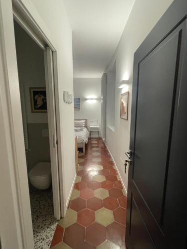 洛韦雷Santa Vincenza - Suite Indipendente的走廊上设有带卫生间的浴室和门