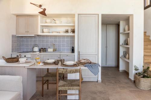 瓦西里科斯Montesea - Luxury Nature Villas的厨房配有带盘子的桌子