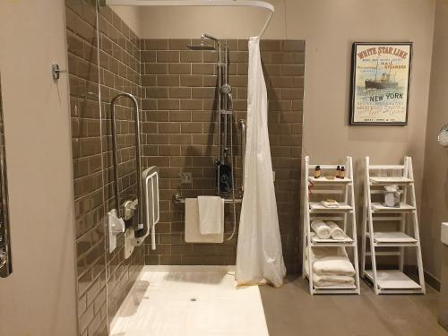 利物浦利物浦泰坦尼克酒店的带淋浴和浴帘的浴室