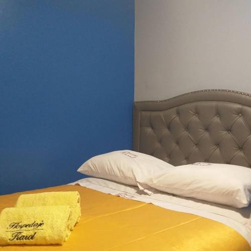 阿亚库乔HOSPEDAJE KAROL的一张带黄色毯子和枕头的床