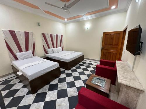 伊斯兰堡Decent Lodge Guest House F-11的带两张床和 ⁇ 床的客房
