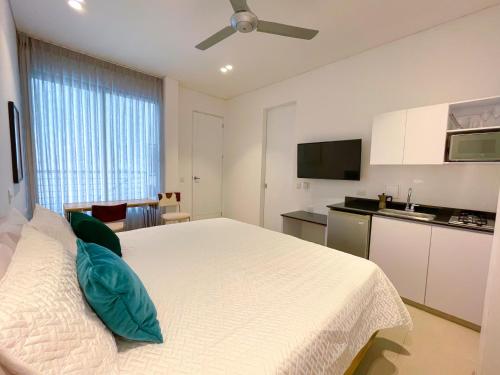 蒙特里亚Apartaestudio Brumilo 1的卧室配有白色的床和吊扇
