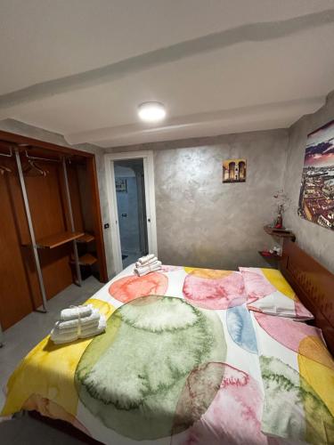 那不勒斯Casa Sofia的一间卧室配有一张大床和色彩缤纷的毯子