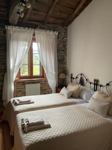Santa MaríaCasa Milia的一间卧室设有两张床和窗户。