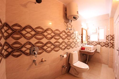 西姆拉Goroomgo Kalra Regency - Best Hotel Near Mall Road with Parking Facilities - Luxury Room Mountain View的一间带卫生间和水槽的浴室