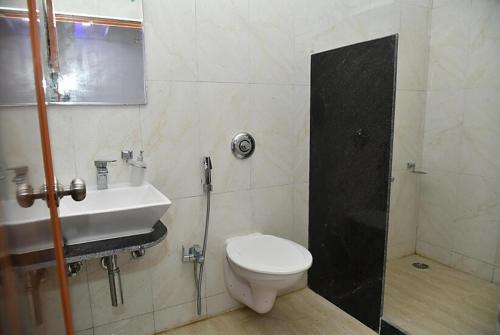 布莱尔港Hotel Sea Rock Porte Blair的一间带卫生间和水槽的浴室