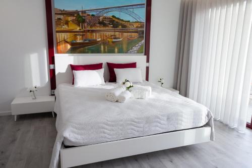 波瓦迪拉尼奥苏Quinta Carolina的卧室配有一张白色的床,上面有两只填充动物