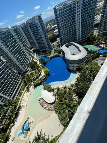 马尼拉Bias Haven Azure Urban Resort Residences的享有带游泳池和建筑的度假村的空中景致