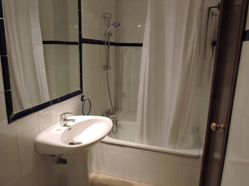 阿尔科斯-德拉弗龙特拉拉方达德尔卡利酒店的一间带水槽和淋浴的浴室