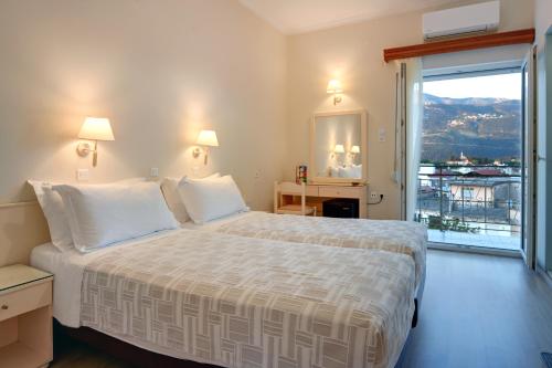 约阿尼纳帕拉迪翁酒店的酒店客房设有一张床和一个大窗户