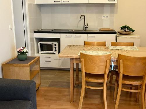 马尔利港Studio rénové avril 2024 wifi et parking的厨房配有桌椅和水槽。