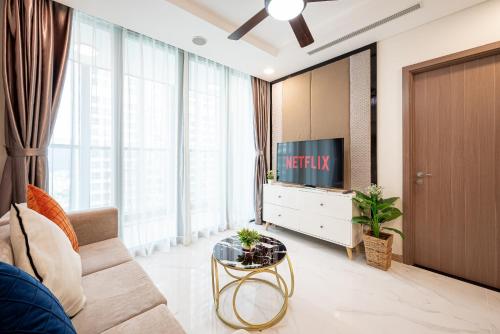 胡志明市ANGIA Luxury Apartment inside Landmark 81 Tower的带沙发和电视的客厅