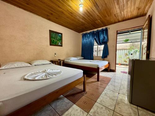 福尔图纳Cabinas Las Palmas del Sol的一间卧室设有两张床和窗户。