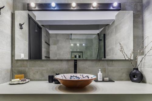 斯科派洛斯Casa Naturale的一间带水槽和大镜子的浴室