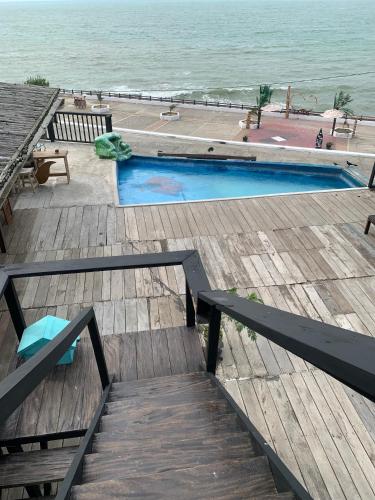 卡拉克斯港Casa heysol的海边木甲板上的游泳池