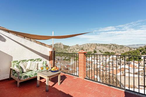 蒙特哈克Casa Rural con vistas espectaculares的阳台配有沙发和桌子。