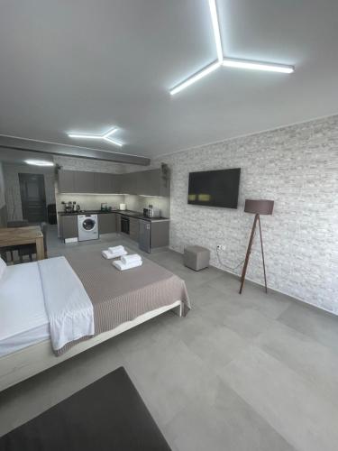马科普隆AVR Airport Deluxe Suites 6的一间带大床的卧室和一间厨房