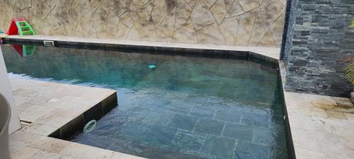 圣安德烈Villa Mary Guest House的一座带砖墙的水池和一个游泳池