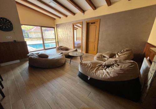 图兹拉Villa Relax Tuzla的客厅配有2个豆袋和桌子