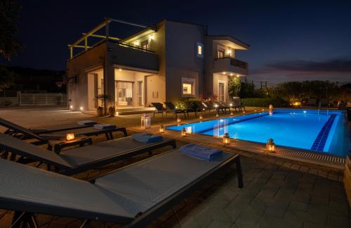 古瓦伊Four Seasons private villa - seaview - big heated pool - gym - sport activities的夜间带游泳池的别墅