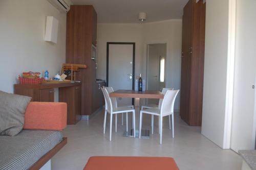 罗萨岛Rocciarossa的客厅设有餐桌和椅子