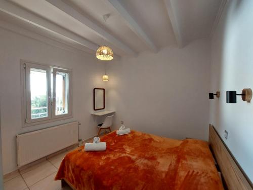 LévkiVilla Tramonto的一间卧室设有一张大床和一个窗户。